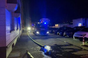 Wohnungsbrand in Gladbeck: Feuerwehr im Einsatz, verletzter Mann und verrauchter Treppenraum.