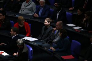 Kevin Kühnert, prominenter Politiker, reflektiert über seine politische Zukunft in Berlin.