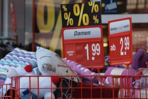 Sonderangebote in einem Supermarkt mit festlicher Dekoration während der Winteröffnungszeit.