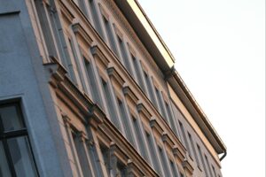 Hausfassade mit Hinweis auf gemeinschaftliches Wohnen und zivilgesellschaftliche Initiativen in Hessen.