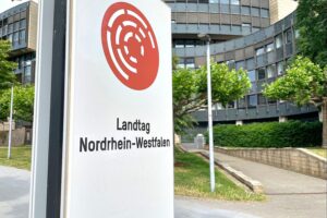 Ministerin Gorißen und Verbraucherzentrale unterzeichnen Verbraucherschutz-Vereinbarung in Nordrhein-Westfalen bis 2030.