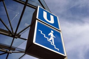 U-Bahn und Stadtbusse symbolisieren den neuen Verkehrsverbund in Landshut ab 2026.