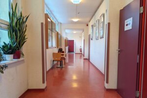 Schüler gehen in einer modernen Schule; Fokus auf Digitalisierung und kritische Bildungsdebatte.