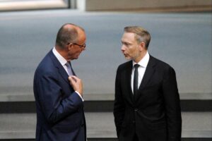 Christian Lindner kritisiert Friedrich Merz für fehlende Reformen und steigende Staatsausgaben.