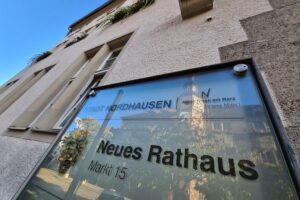 Thüringer Rathaus mit kritischem Blick auf Kommunalfinanzen und politische Reformfragen.