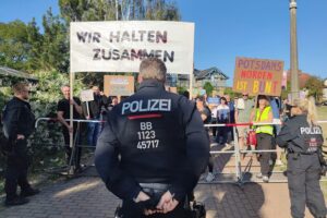 Demonstranten blockieren AfD-Wahlveranstaltung in Brandenburg, Protest gegen Rechtsextremismus sichtbar.
