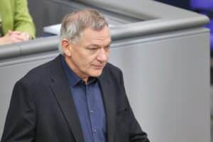 Jan van Aken spricht über Linkspartei-Strategien gegen die AfD in Sachsen-Anhalt und Landtagswahlen.