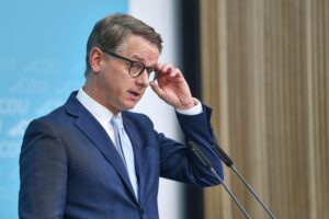 Carsten Linnemann diskutiert die Einführung eines verpflichtenden Gesellschaftsjahres. Soziale Integration im Fokus.