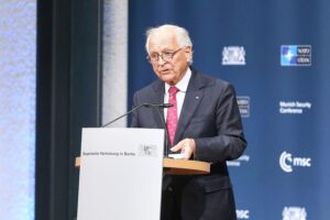 Wolfgang Ischinger verteidigt AfD-Einladungen zur Münchner Sicherheitskonferenz im Dialogformat.
