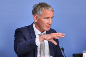 Björn Höcke im Fokus: politische Kontroverse um AfD und ihre Demokratiefragwürdigkeitsvorwürfe.