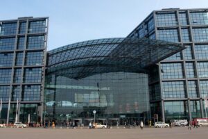 Berliner Hauptbahnhof: Szenario eines Übergriffs mit Polizei und Verletztem im Fokus.