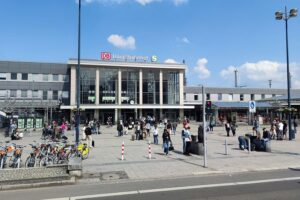 Polizisten im Dortmunder Hauptbahnhof, Konfrontation mit einem aggressiven Mann, Sicherheitslage.