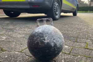 Ein Mann erleidet Verletzungen nach dem Umgang mit einer gefundenen Metallboje am Strand.