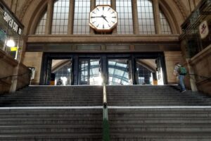 Bahnhofsuhr im Leipziger Hauptbahnhof, symbolisch für den Vorfall mit dem Widerstand.