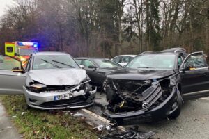 Schwerer Verkehrsunfall auf Bundesstraße 73 mit beschädigten Fahrzeugen und Rettungskräften.