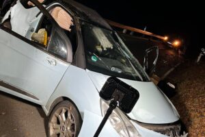 Eisglatte Straßen führten zu mehreren Verkehrsunfällen, Verletzte und dramatische Fahrzeugüberschläge.