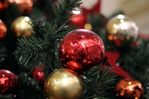Weihnachtsschmuck mit festlicher Stimmung, symbolisiert Tradition und die Bedeutung von menschlicher Interaktion.