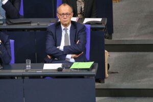 Friedrich Merz im Bundestag, thematisiert Beleidigungen und rechtliche Schritte während seiner Amtszeit.