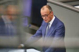 Friedrich Merz bei einer Rede über den Ukraine-Konflikt und europäische Diplomatie im Bundestag.