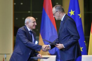 Friedrich Merz und Nikol Paschinjan bei Pressekonferenz zur armenischen EU-Annäherung in Berlin.