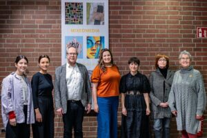 Künstlerinnen und Beamter bei der Eröffnung der Ausstellung „MIXEDMEDIA“ im Landratsamt Ludwigsburg.