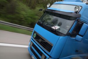 Lkw fahren über abgelastete Brücken; Verkehrsminister fordert höhere Bußgelder zur Sicherheit.