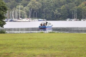 Wasserschutzpolizei überwacht Gewässer; symbolisiert neue Wasserstrategie für NRW und Umweltschutz.