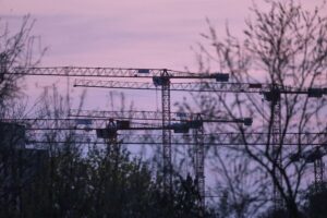 Baukräne und Wohnungsbauprojekte symbolisieren die Erhöhung der Wohnraumförderung in NRW.