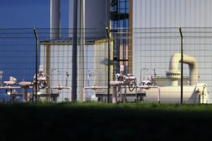 Gasspeicher in Deutschland, teilweise leer, symbolisiert aktuelle Herausforderungen der Gasversorgung und Energiewende.