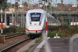 Neuer ICE-Halbstundentakt, Reiseverbindungen, Deutsche Bahn, Zugfahrt, modern, effizient, Fahrplanwechsel.