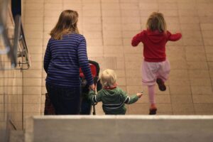 Mutter mit zwei Kindern zeigt familiäre Bindung und Bedeutung von Unterhaltsfragen.