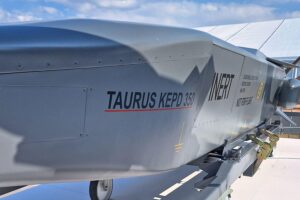 Taurus-Marschflugkörper vor Lieferung an die Ukraine, symbolisiert militärische Unterstützung und strategische Entscheidungen.