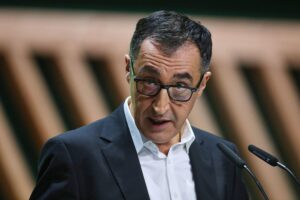 Cem Özdemir diskutiert europäische Alternativen zu US-Sicherheitssoftware, betont Werte und Eigenständigkeit.
