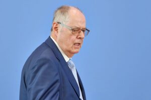 Peer Steinbrück diskutiert Sozialreformen, Digitalisierung und Staatsmodernisierung in Deutschland.