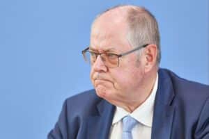 Peer Steinbrück spricht über SPD's Orientierungslosigkeit und den Fokus auf Wählerinteressen.