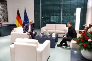 Friedrich Merz und Wolodymyr Selenskyj diskutieren Fortschritte im Ukraine-Konflikt während Gipfel in Berlin.