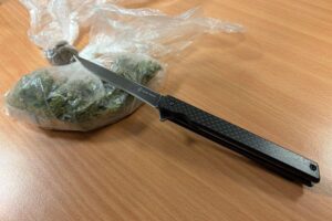 Polizisten bei Drogen- und Messerfunden, Festnahmen in Hagen-Wehringhausen, Sicherheitsmaßnahmen verstärkt.
