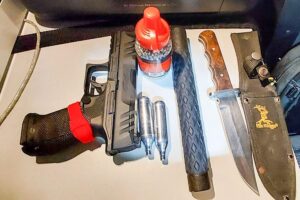 Sichergestellte gefährliche Gegenstände wie Messer und Pfefferspray bei Polizeikontrollen am Bahnhof.
