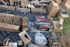 Polizei sichert über eine Tonne illegale Pyrotechnik bei Durchsuchungen in Falkensee.