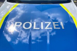 Polizeifahrzeug verunglückt bei Verfolgung gestohlenem Motorrad in Hoppegarten, ohne Verletzte.