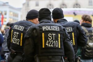 Polizeieinsatz gegen Terrorverdächtige; Sicherheitswarnung vor möglichen Anschlägen in Deutschland.