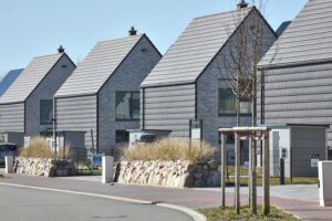 Neubaugebiet mit modernen Wohnimmobilien, symbolisiert Preisanstieg und Wohnungsmarkttrends in Deutschland.