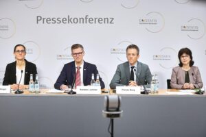 Zahlreiche ältere Menschen symbolisieren die demografische Alterung Deutschlands bis 2035.