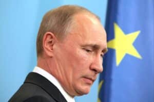 Putin diskutiert Kriegsbereitschaft gegen Europa vor EU-Flagge, Drohungen und geopolitische Spannungen.