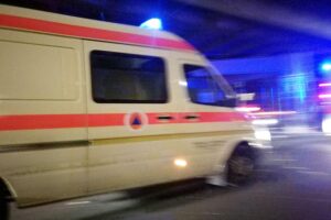 Krankenwagen am Unfallort, Radfahrer verletzt nach Zusammenstoß mit Transporter in Berlin-Moabit.