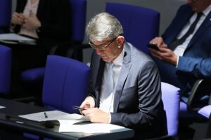 Wolfram Weimer im Fokus von Kritik zu Interessenkonflikten und unklaren Treuhänder-Verhältnissen.