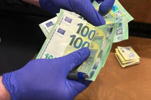 Bargeld und beschlagnahmte Gegenstände bei Razzia gegen Scheinehe-Vermittler in Deutschland.