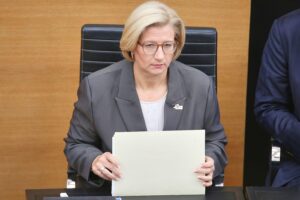 Anke Rehlinger diskutiert mit Bärbel Bas über Arbeitnehmerinteressen und politische Herausforderungen im Saarland.