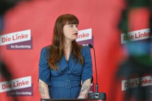 Heidi Reichinnek in politischer Umgebung, spricht offen über Migräne und den Umgang mit Krankheiten.
