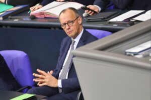 Heidi Reichinnek diskutiert Rentenreform mit Fokus auf Armut und Unterstützung für Millionen Rentner.